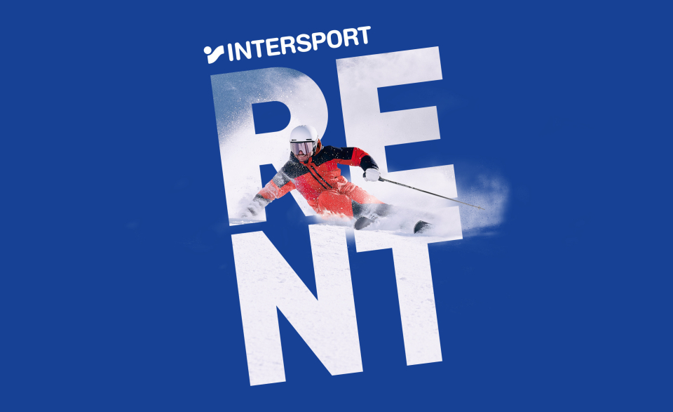 Ein Skifahrer in rotem Outfit und Helm fährt durch den Schnee, eingebettet in die großen weißen Buchstaben „RENT“ auf blauem Grund. Darüber steht der Schriftzug „INTERSPORT“.